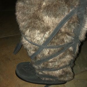 Manitobah Muklucks Rabbit-Fur Tall Wrap Boot/Ugg like winter boots!
